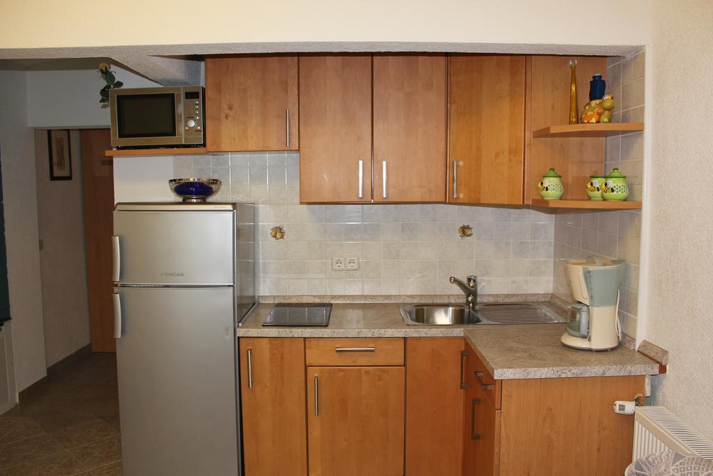 Apatmani Peternel Apartment Vir Exterior photo
